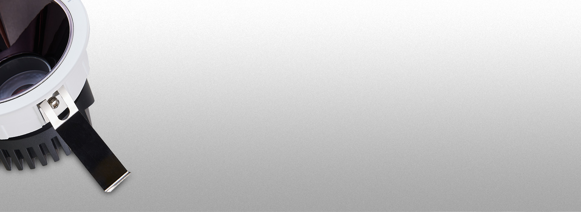 优质弹簧卡扣，稳定牢固 自然融入天花板...