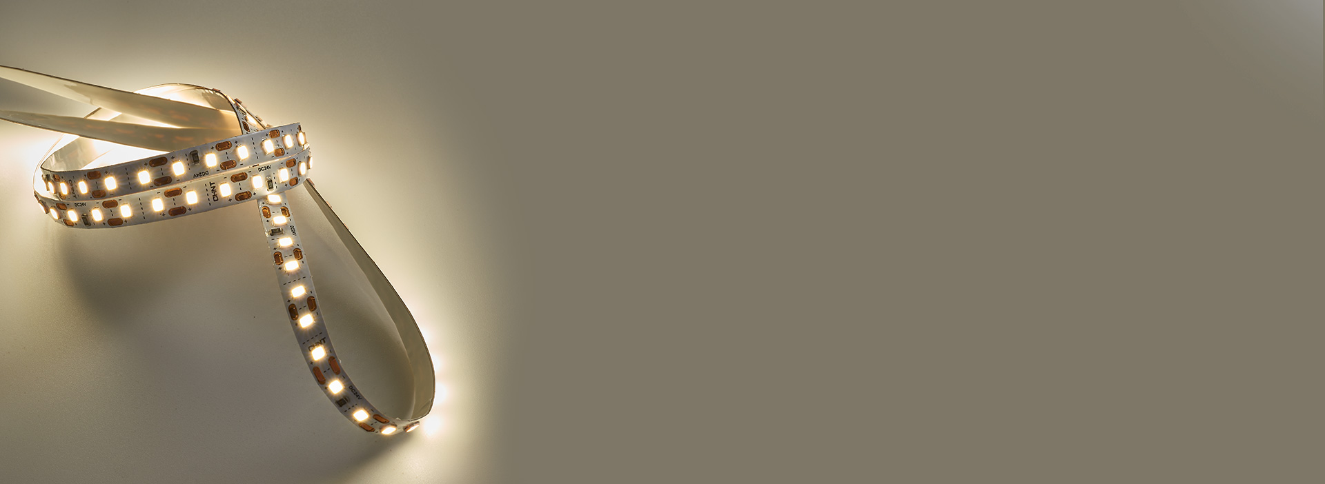 韧性强，耐弯耐折 易弯曲，可根据复杂场...