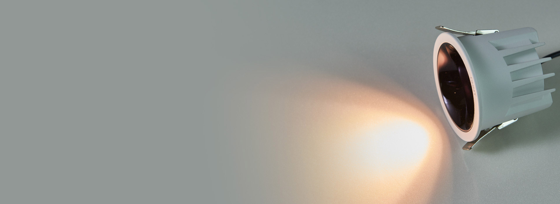 藏光防眩 深藏式光源设计，减少眩光。 