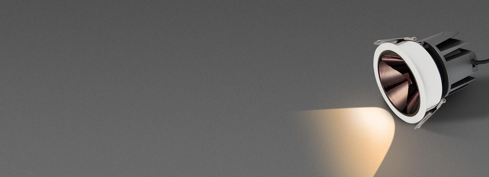 深防眩设计，光线柔和不刺眼 光源深藏，...